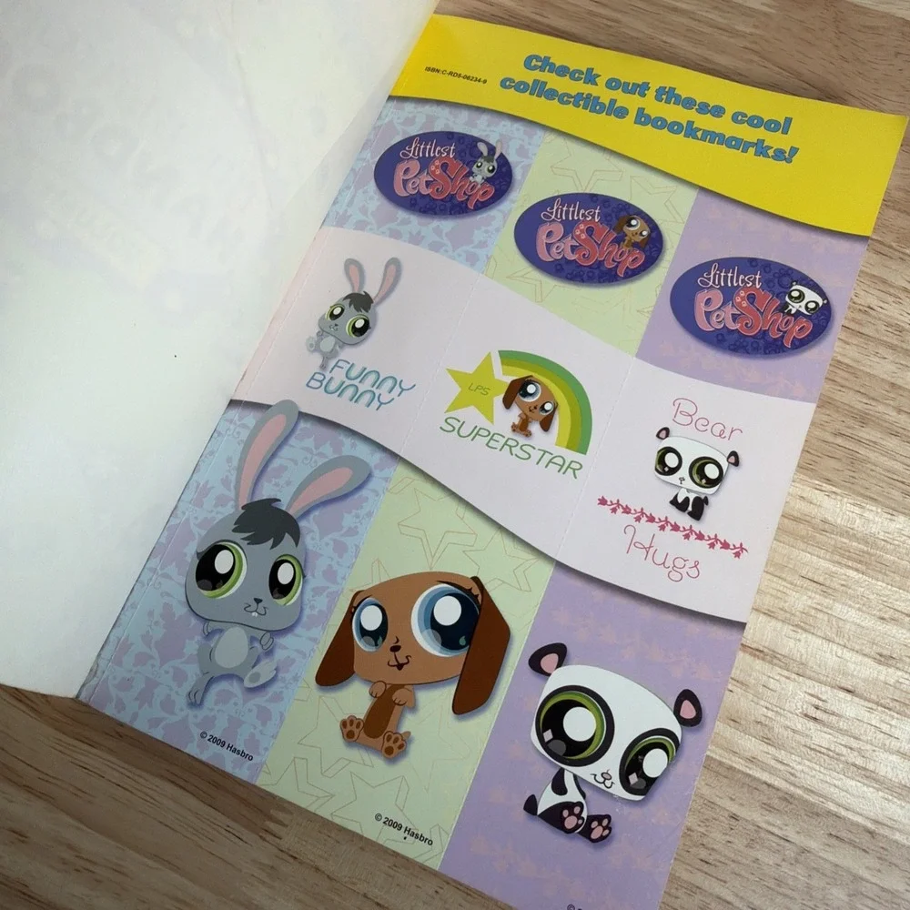 Littlest Pet Shop the Ultimate Handbook, Volume 4 [With Bookmarks]